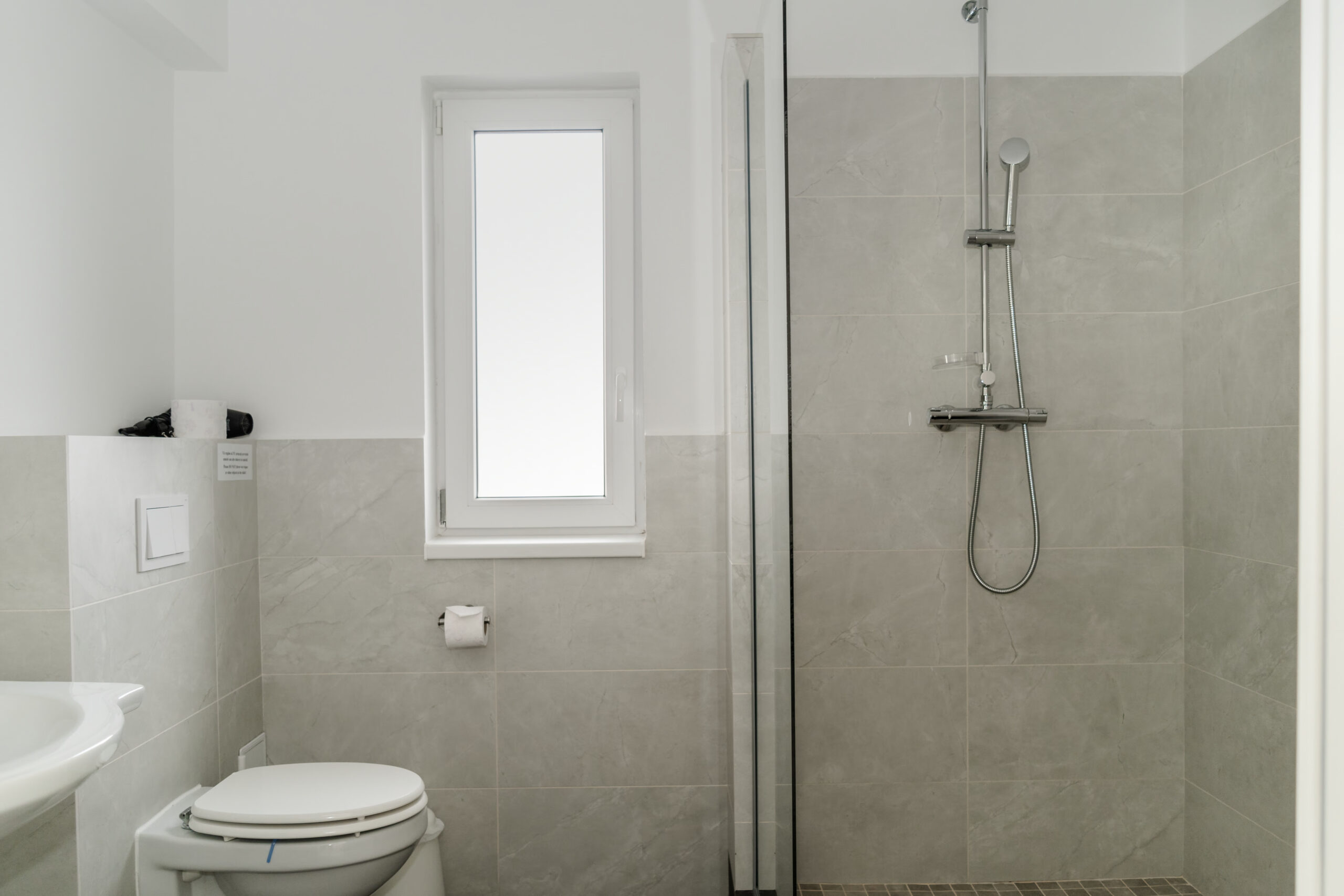 Baie proprie complet utilata camera family 2